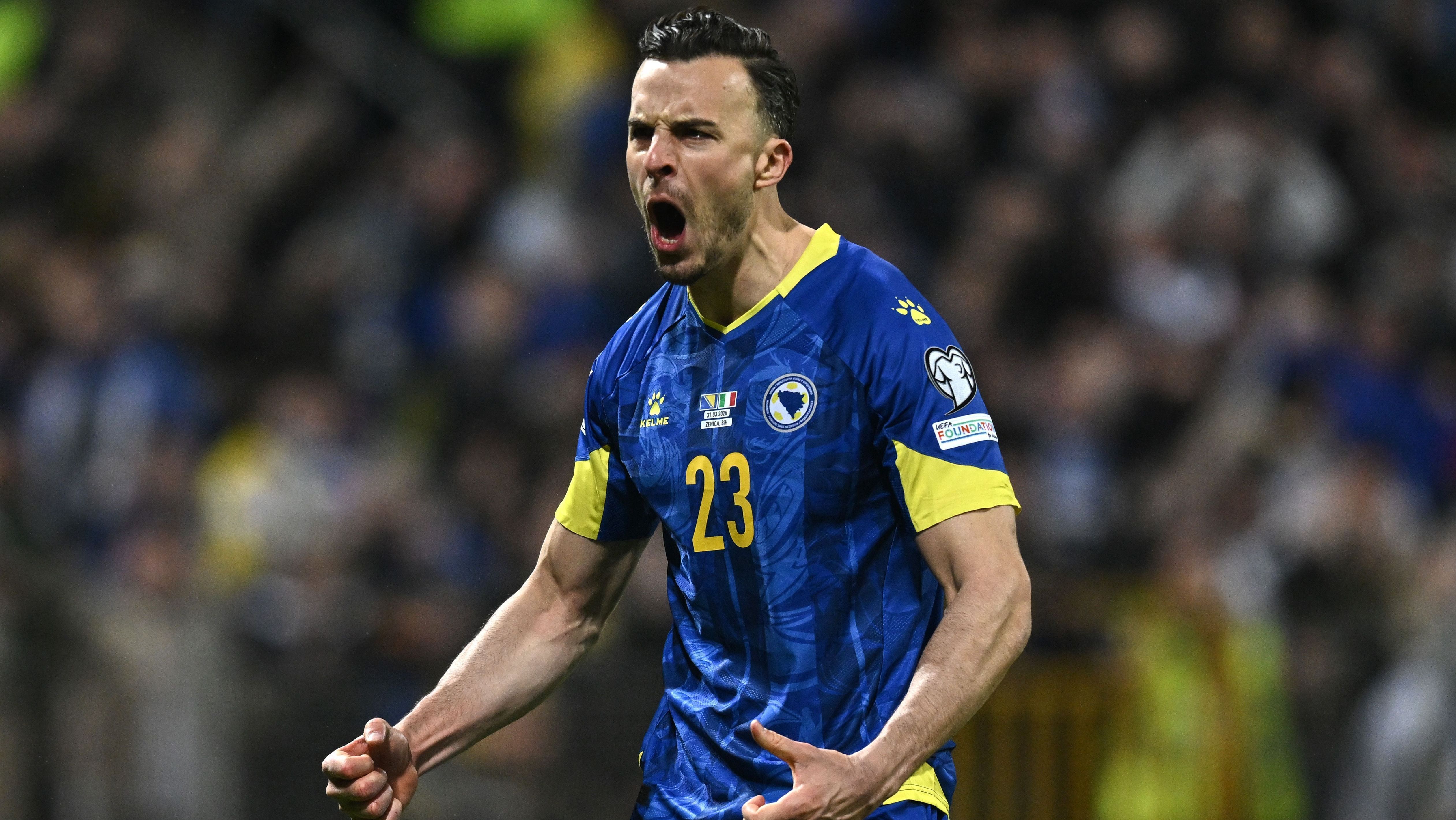 Haris Tabakovic, da Bósnia e Herzegovina, comemora seu gol durante a final da repescagem europeia para a Copa do Mundo contra a Itália