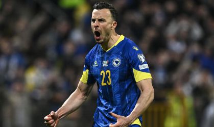 Haris Tabakovic, da Bósnia e Herzegovina, comemora seu gol durante a final da repescagem europeia para a Copa do Mundo contra a Itália