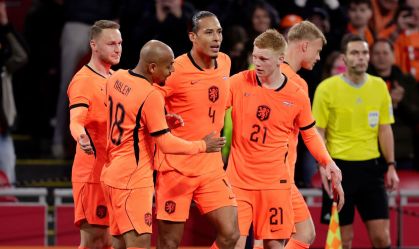 Jogadores da Holanda comemoram gol