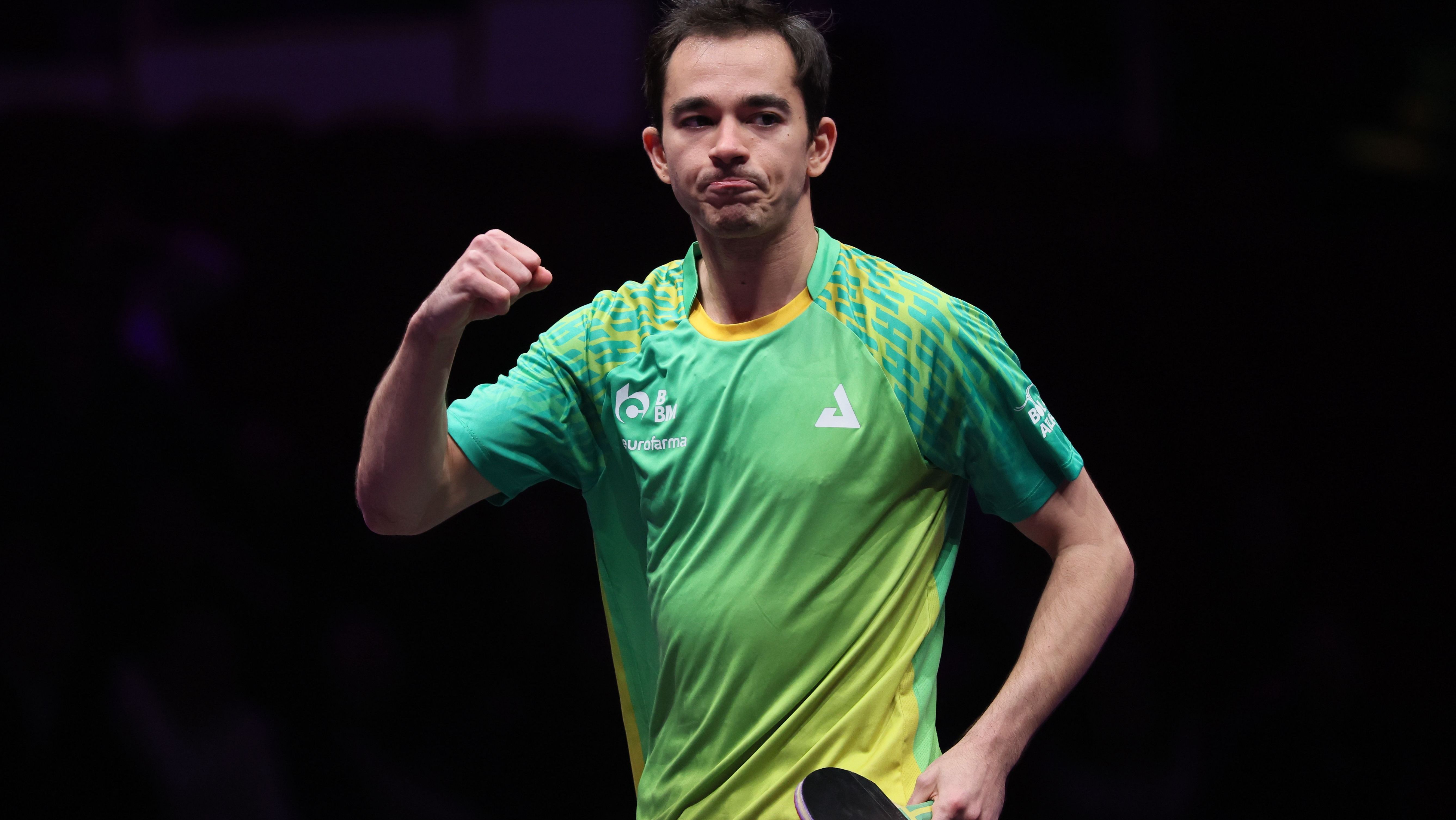 Hugo Calderano vence fácil e larga bem na Copa do Mundo