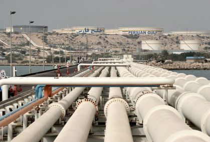 Petróleo ganha força e supera US$ 100 com incerteza sobre guerra
