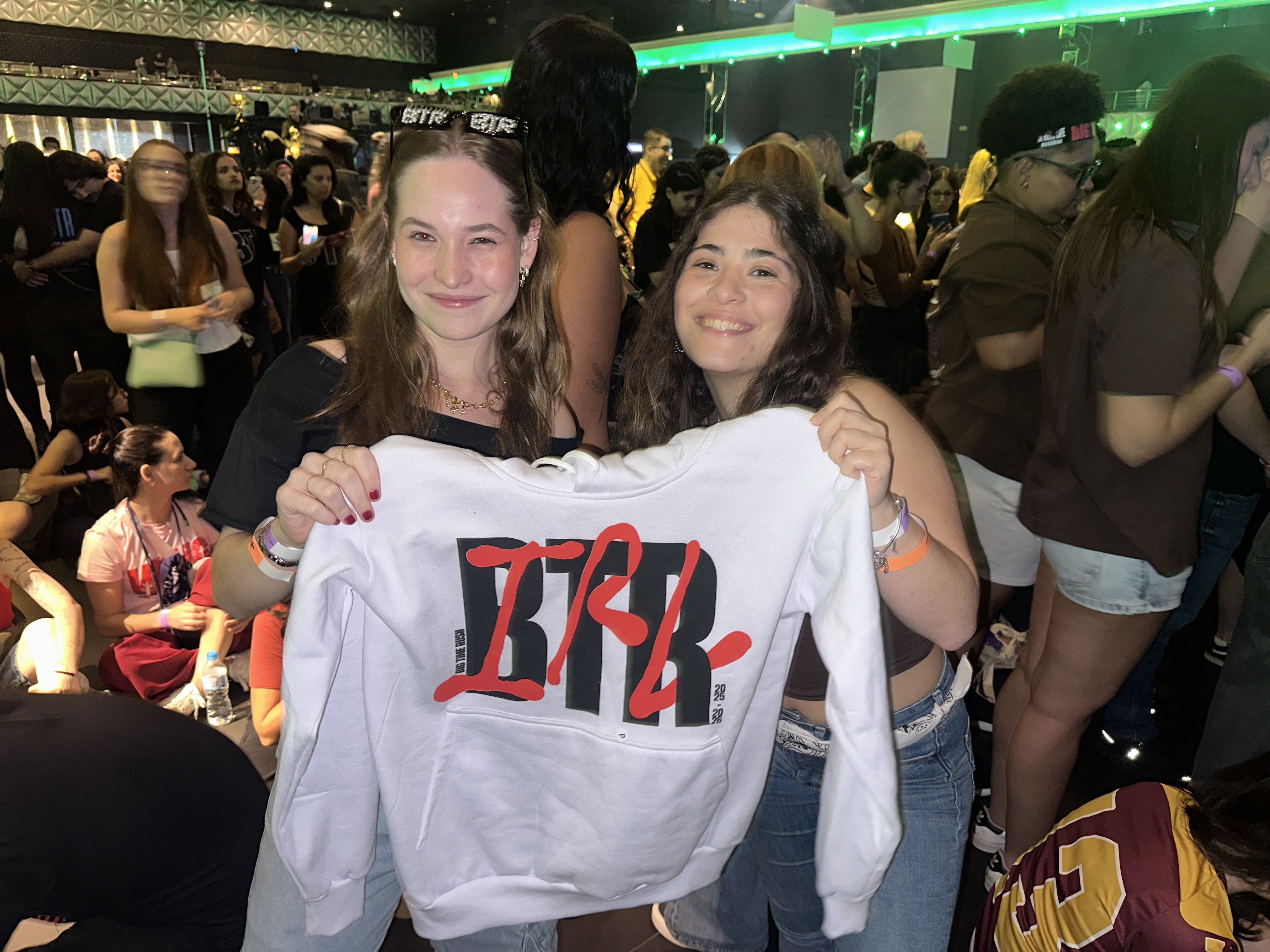 Bianca (esq.) e Luana (dir.) curtem show do Big Time Rush em São Paulo