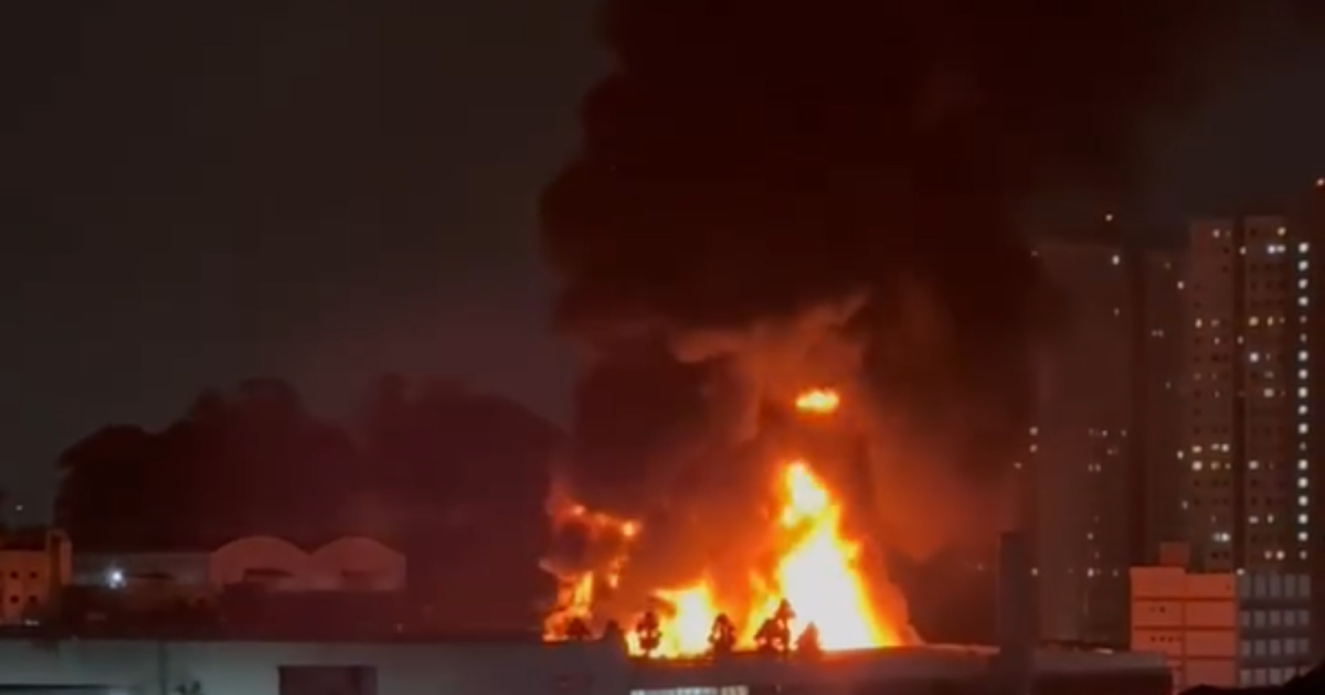 Vídeo: Incêndio em distribuidora forma coluna de fumaça em Diadema