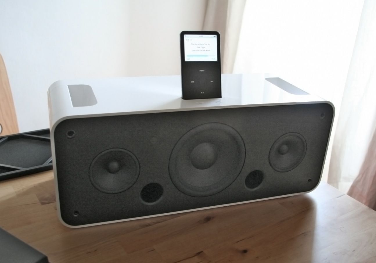 O iPod Hi-Fi é um sistema de alto-falantes descontinuado • Teófilo Ruiz Suárez / Wikipedia