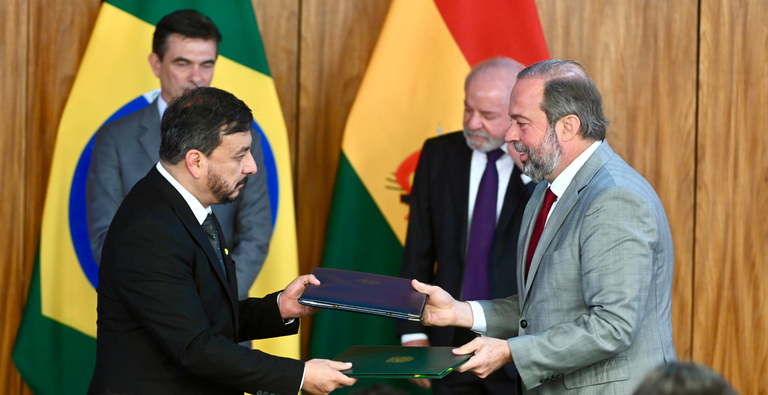 Imagem mostra assinatura do acordo durante a tarde desta segunda (16), no Palácio do Planalto