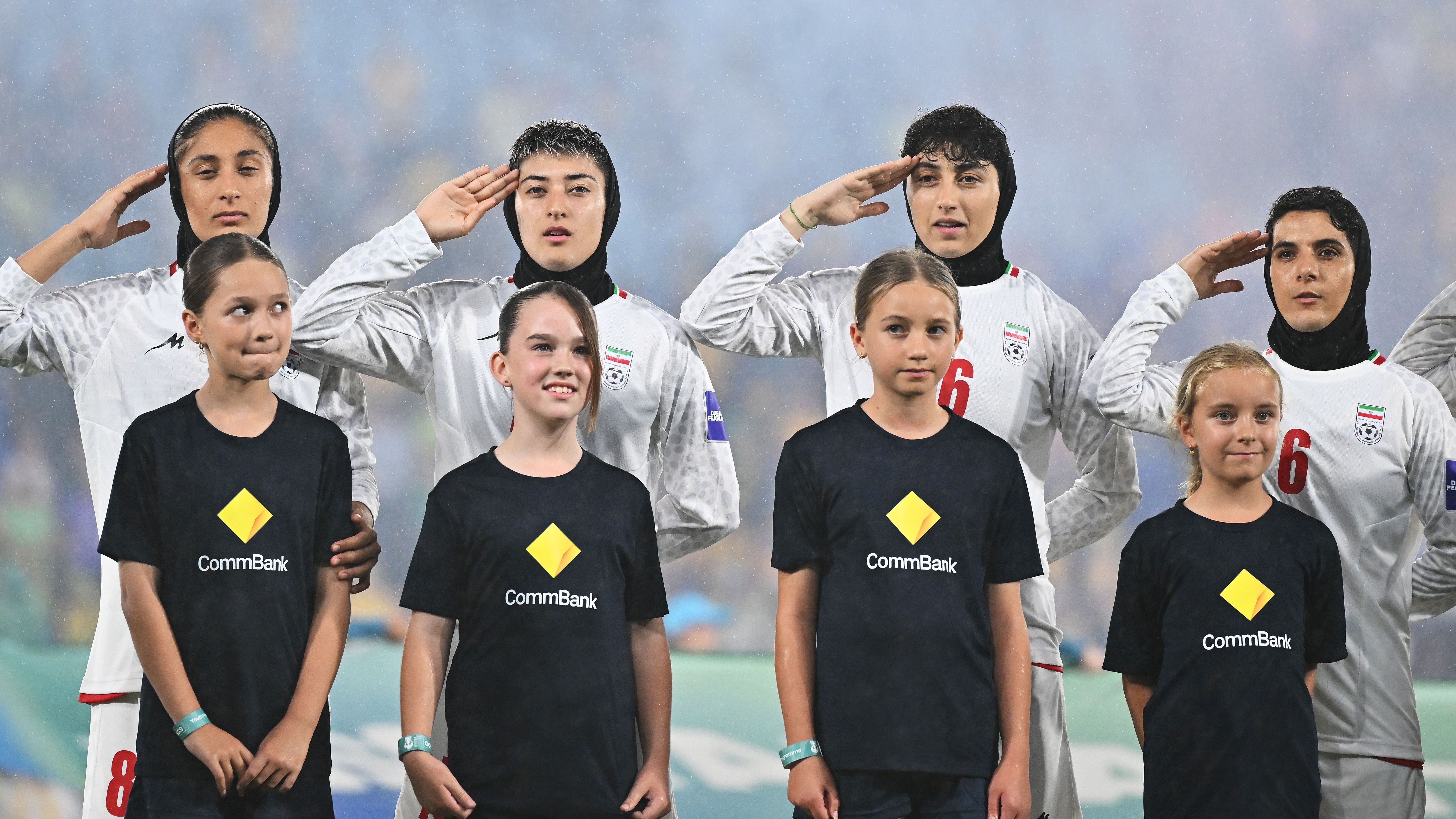 Jogadoras da República Islâmica do Irã se alinham para os hinos nacionais antes da partida da Copa Asiática Feminina