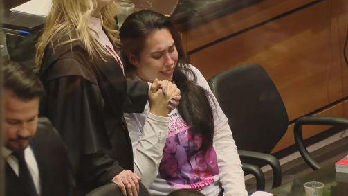Monique Medeiros chora ao receber liberdade provisória em julgamento da morte de filho