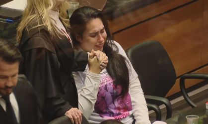 Monique Medeiros chora ao receber liberdade provisória em julgamento da morte de filho