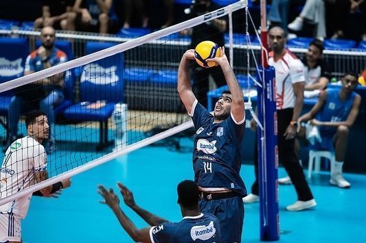 Javad Karimi em ação pelo Minas; levantador iraniano protocolou pedido de cidadania brasileira