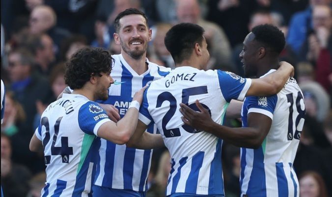 Jogadores do Brighton comemoram gol sobre o Liverpool