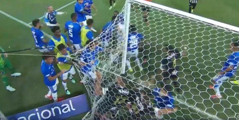 Jogadores do Cruzeiro e Atletico brigam no Mineirão