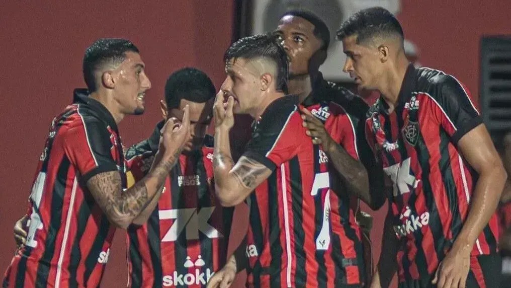 Jogadores do Vitória comemoram gol sobre o Mirassol