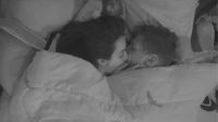 Jonas e Jordana esquentam clima e trocam carícias no edredom do BBB 26
