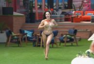 BBB 26: Jordana pula na piscina sem a parte de cima do biquíni após Paredão