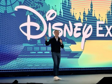 Josh D'Amaro em painel da D23 Brasil, o evento anual para fãs da Disney