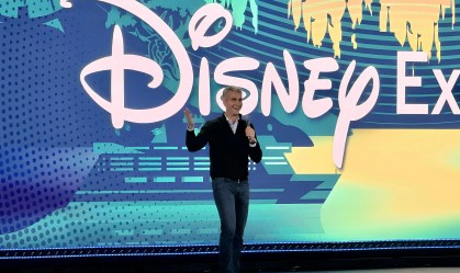 Josh D'Amaro em painel da D23 Brasil, o evento anual para fãs da Disney