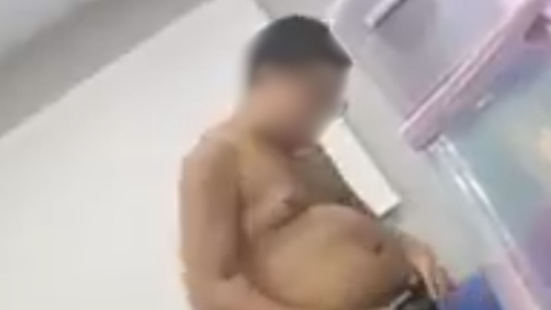Jovem arranca roupa dentro da sala de aula em universidade no RJ