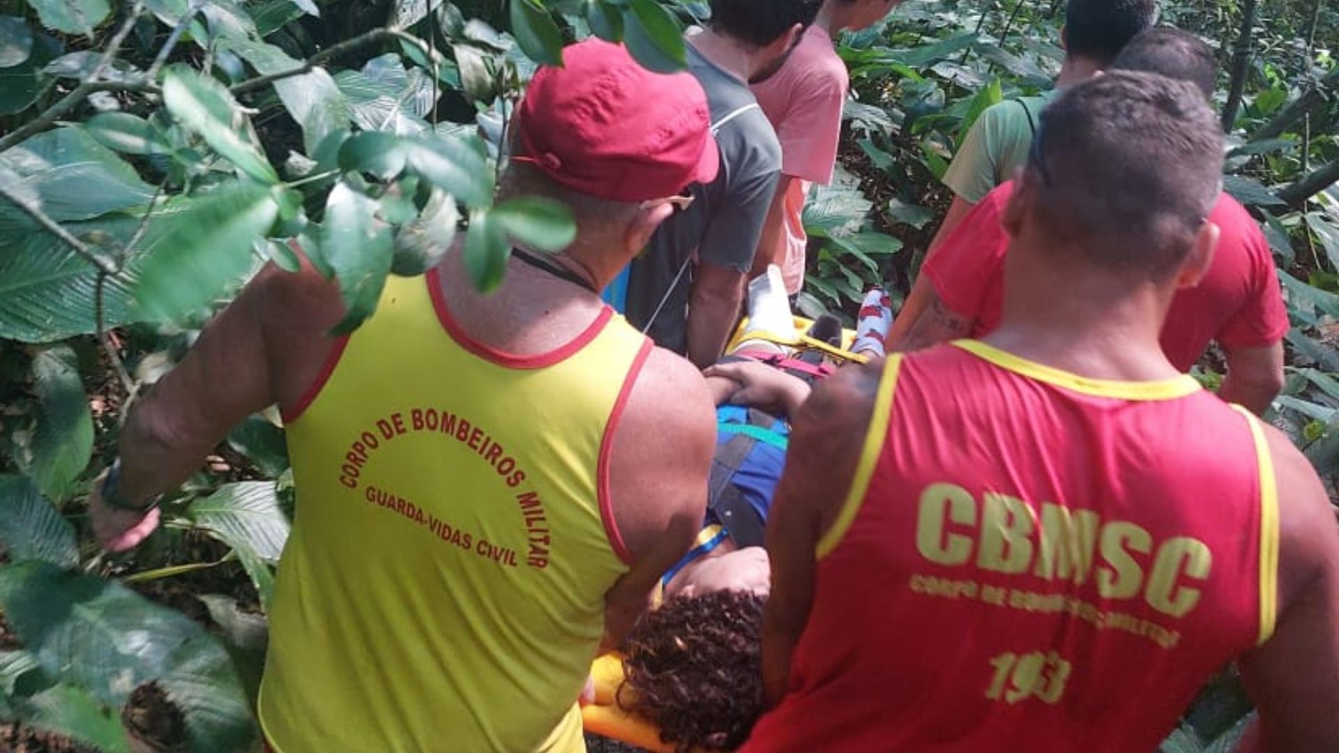 Jovem é resgatada por helicóptero após queda em trilha de SC