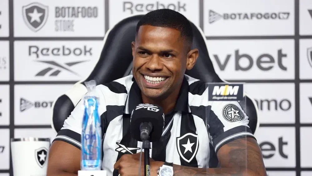 Júnior Santos durante coletiva de apresentação no Botafogo