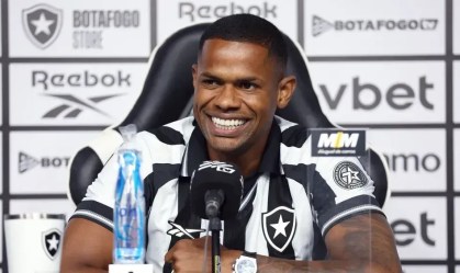 Júnior Santos durante coletiva de apresentação no Botafogo