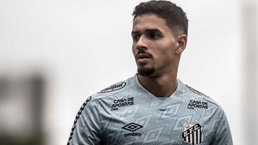 Lucas Veríssimo durante treino do Santos, no CT Rei Pelé