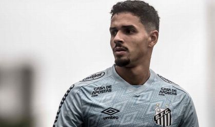 Lucas Veríssimo durante treino do Santos, no CT Rei Pelé