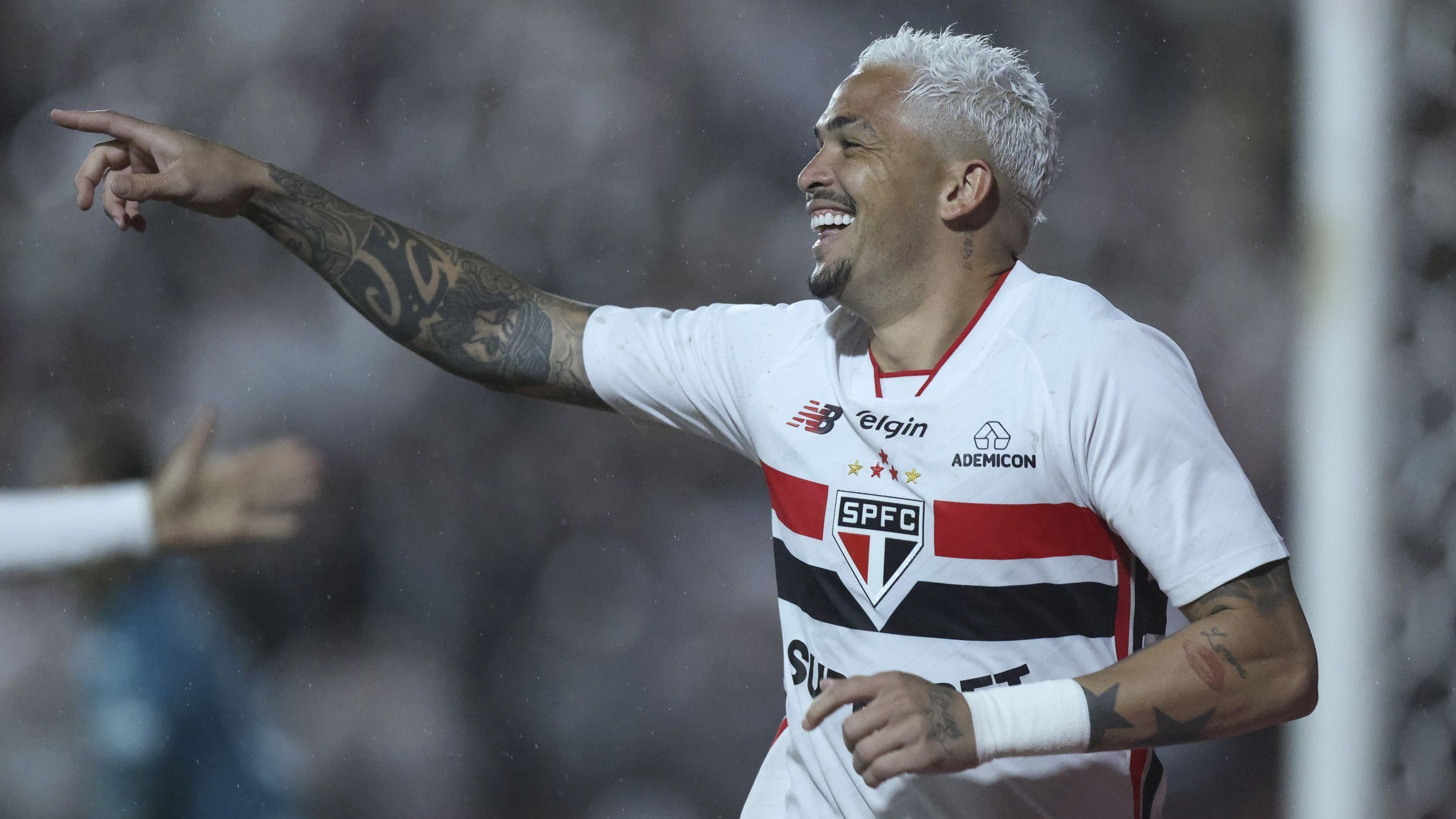Luciano comemora gol do São Paulo contra a Chapecoense