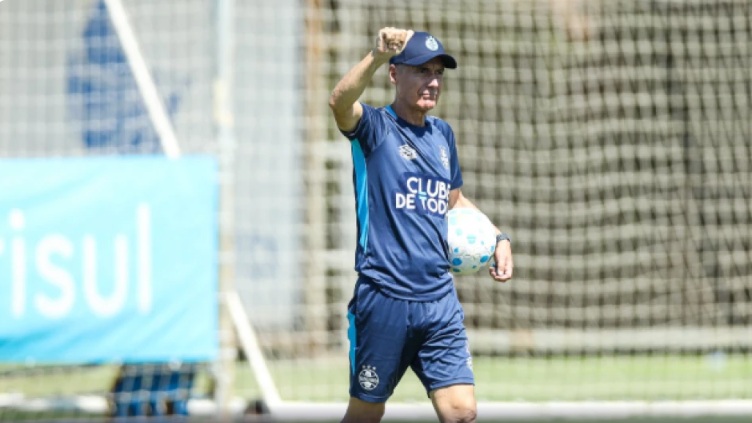 Luis Castro durante treino do Grêmio em 2026