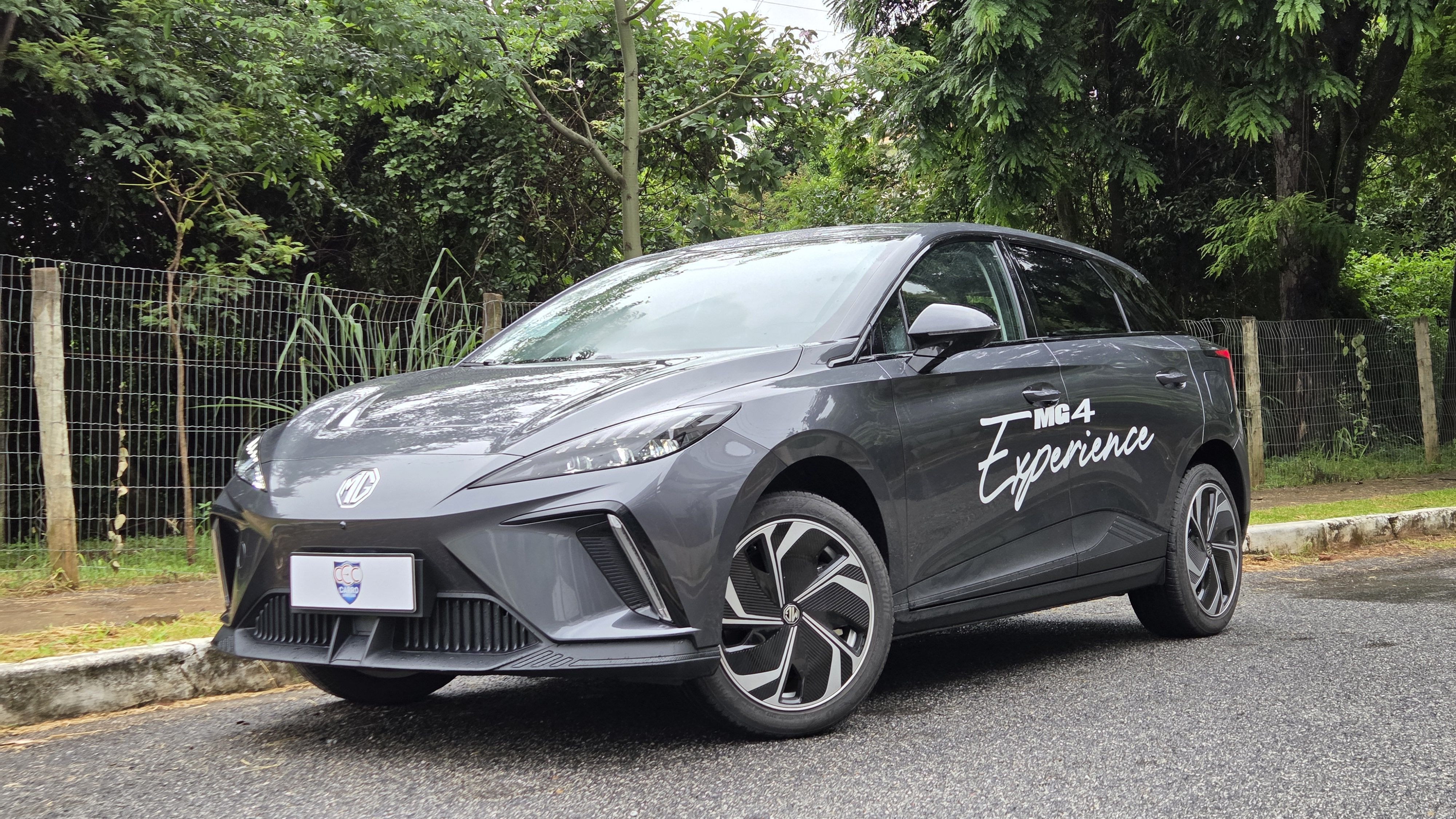 MG4 Luxury: hatch da marca inglesa tem motor EV de 190 cv