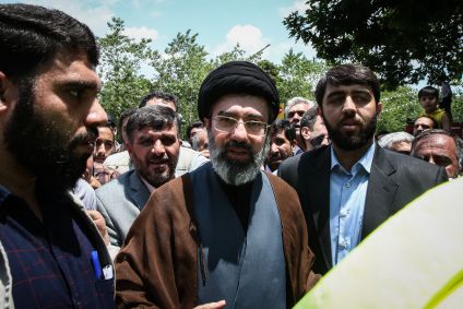 Mojtaba Khamenei (centro), filho do Líder supremo do Irã, o aiatolá Ali Khamenei, é fotografado durante um protesto que marca o Dia de Al-Quds (Dia de Jerusalém), na última sexta-feira do mês sagrado muçulmano do Ramadã