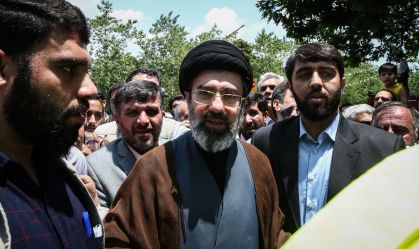 Mojtaba Khamenei (centro), filho do Líder supremo do Irã, o aiatolá Ali Khamenei, é fotografado durante um protesto que marca o Dia de Al-Quds (Dia de Jerusalém), na última sexta-feira do mês sagrado muçulmano do Ramadã