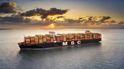 Navio cargueiro da MSC com conteineres