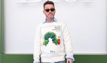 Em Paris, Macaulay Culkin usa suéter inspirado em clássico infantil; veja
