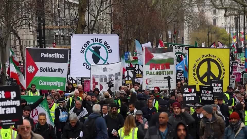 Imagem de destaque do post: Manifestantes protestam em Londres contra ataques dos EUA e Israel ao Irã
