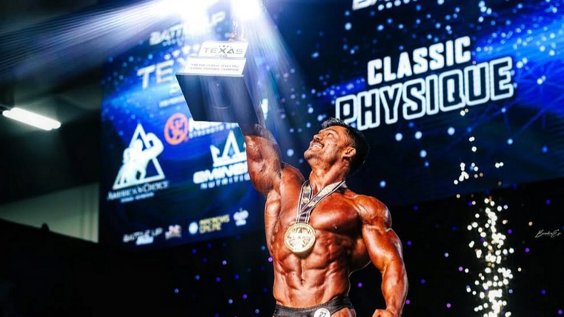 Matheus Menegate, atleta profissional na categoria Classic Physique • Reprodução