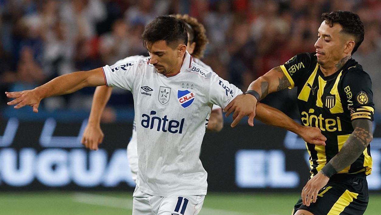 Maximiliano Silvera disputa a posse de bola em Nacional x Peñarol