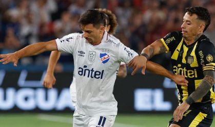 Maximiliano Silvera disputa a posse de bola em Nacional x Peñarol