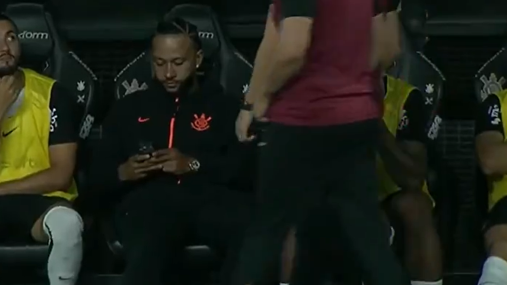Memphis é flagrado usando o celular durante partida