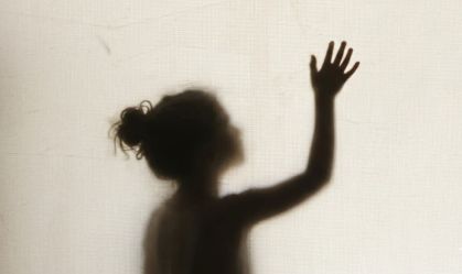 Menina é ajoelhada em caroços de feijão como "punição" e mãe é presa no ES