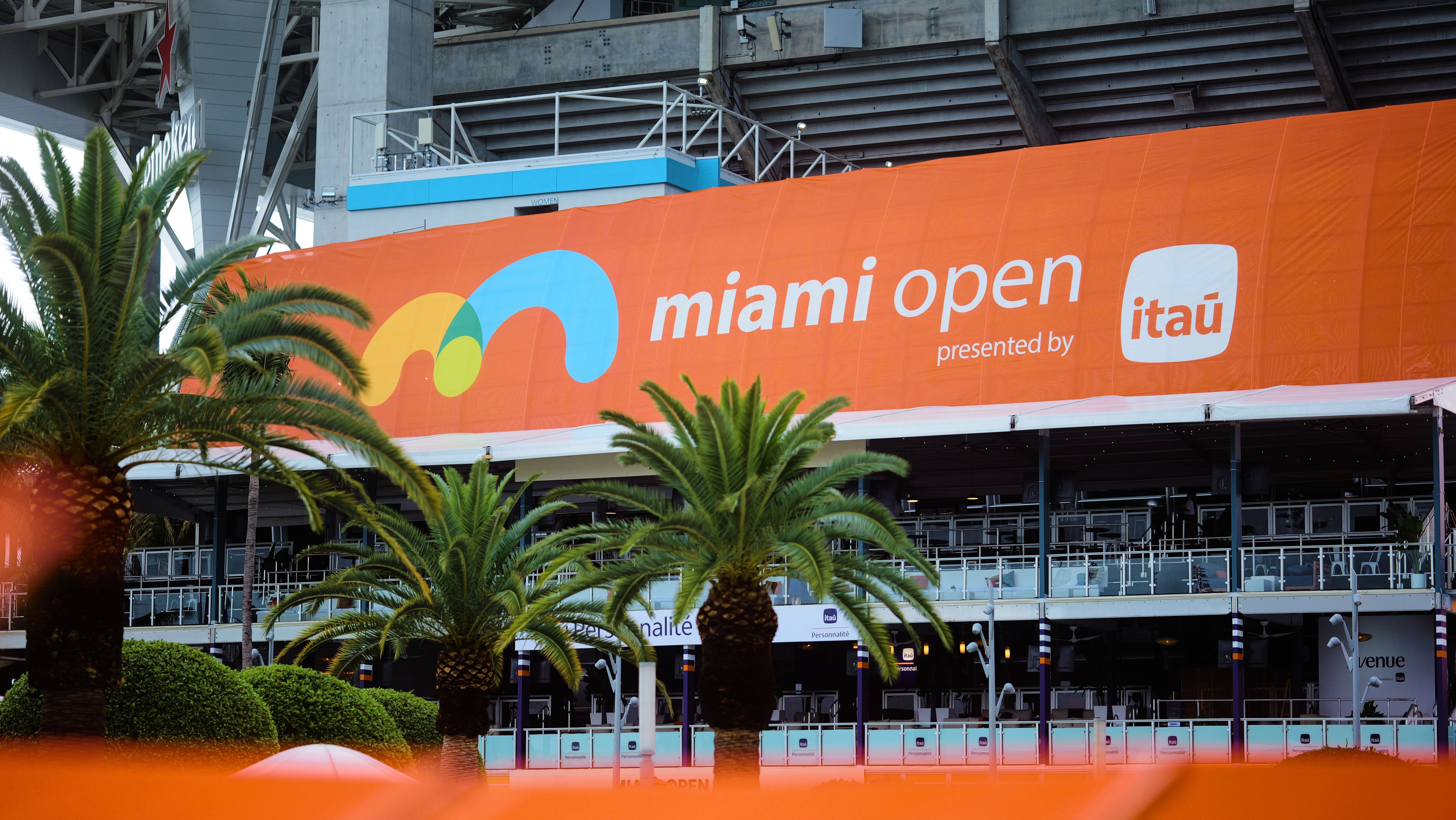 Área externa do Hard Rock Stadium, quadra principal do Miami Open