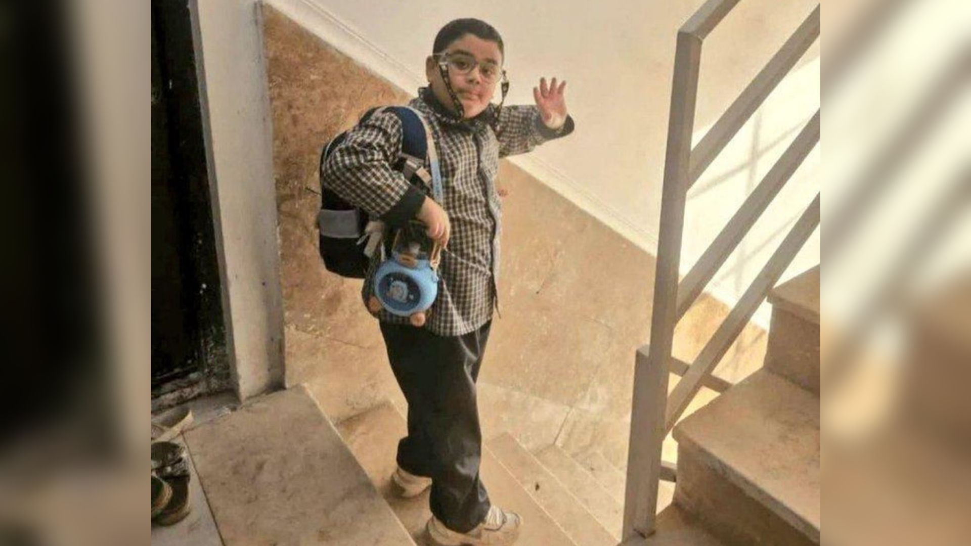 Foto mostra iraniano se despedinFoto mostra estudante iraniano se despedindo da mãe antes de ser morto em ataque dos EUA e de Israel, diz agência iraniana Mehr.do da mãe antes de ser morto, diz agência