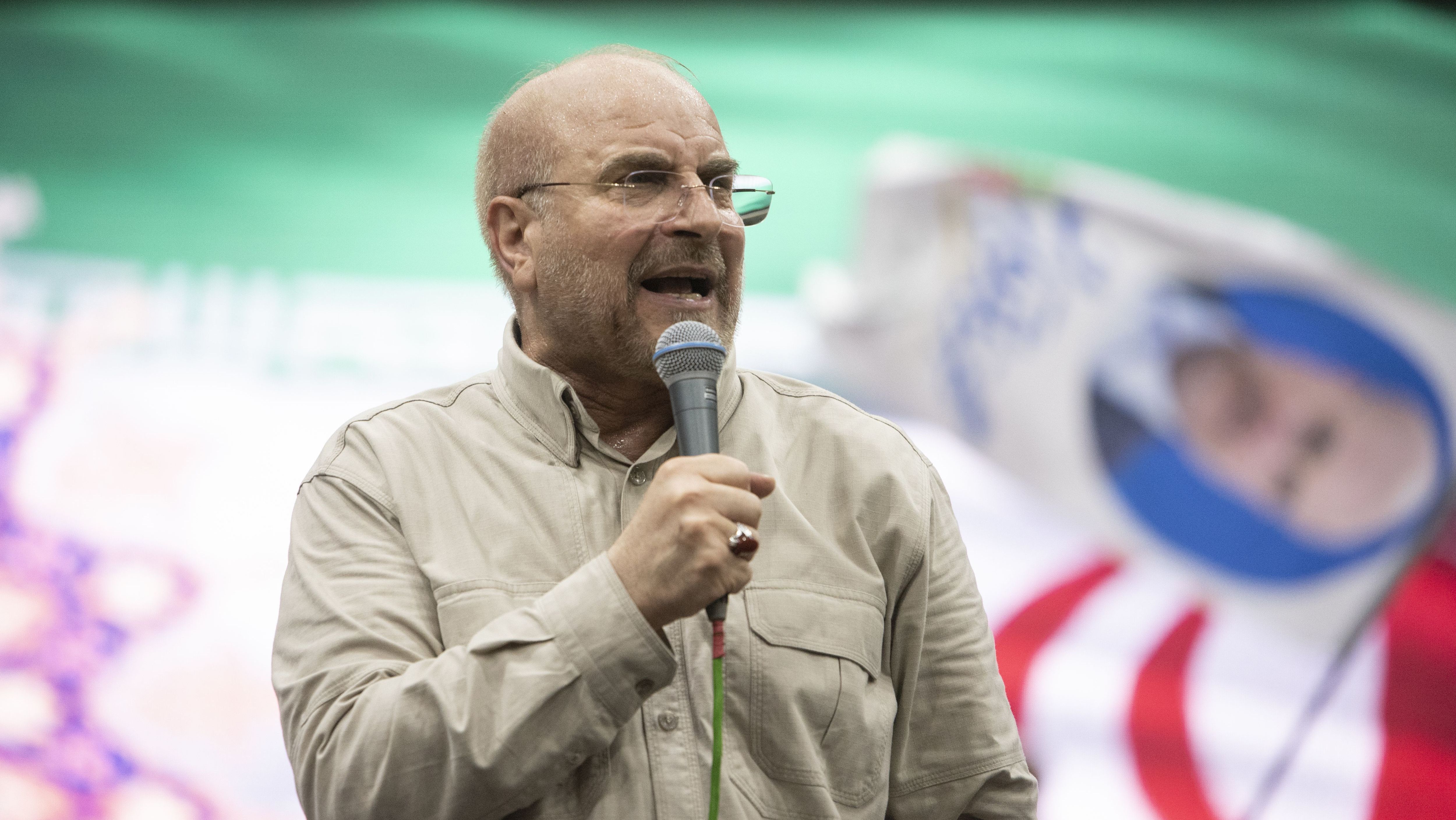 O presidente do parlamento iraniano, Mohammad Bagher Ghalibaf, então candidato à eleição presidencial de 28 de junho, discursa durante um comício de campanha no Complexo Esportivo de Shirodi.