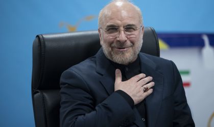 O presidente do parlamento do Irã, Mohammad Bagher Ghalibaf, sorri para a imprensa durante seu registro como candidato à eleição presidencial de 28 de junho no Ministério do Interior.