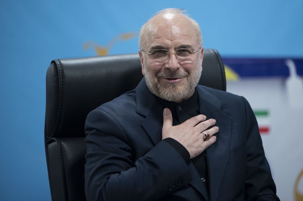 O presidente do parlamento do Irã, Mohammad Bagher Ghalibaf, sorri para a imprensa durante seu registro como candidato à eleição presidencial de 28 de junho no Ministério do Interior.