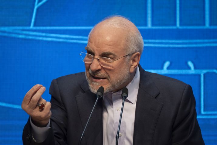 O presidente do Parlamento iraniano, Mohammad Bagher Ghalibaf, gesticula enquanto fala com a imprensa em uma coletiva de imprensa realizada em um salão de conferências no prédio do Parlamento iraniano, em Teerã, Irã, em 2 de dezembro de 2025. • Morteza Nikoubazl/NurPhoto via Getty Images