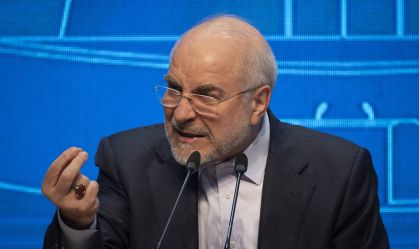 O presidente do Parlamento iraniano, Mohammad Bagher Ghalibaf, gesticula enquanto fala com a imprensa em uma coletiva de imprensa realizada em um salão de conferências no prédio do Parlamento iraniano, em Teerã, Irã, em 2 de dezembro de 2025.