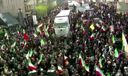 Multidões acompanham o velório de Ali Larijani no Irã