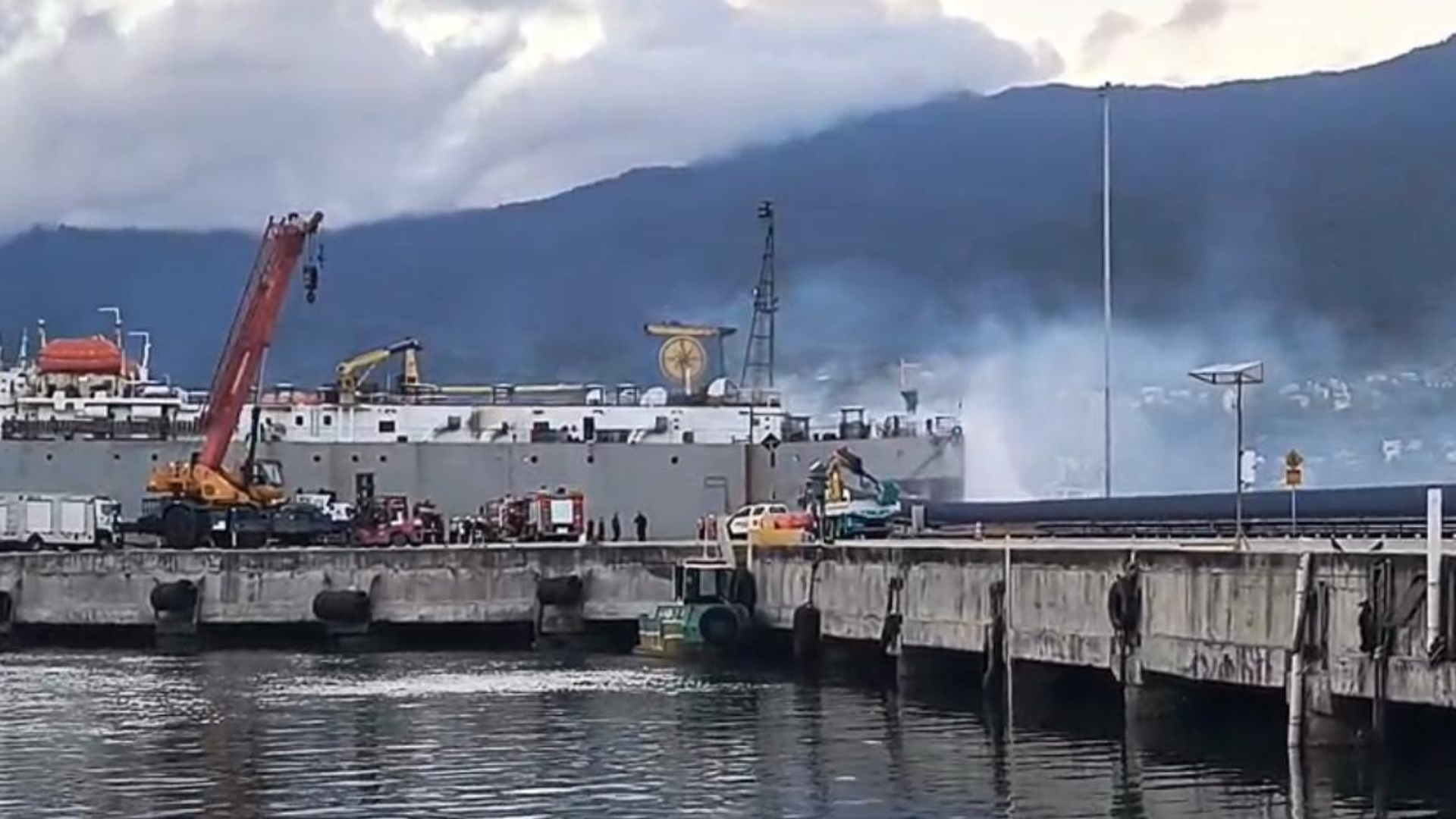 NAVIO PEGA FOGO