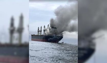 Navio Tailandês em chamas após ataque do Irã