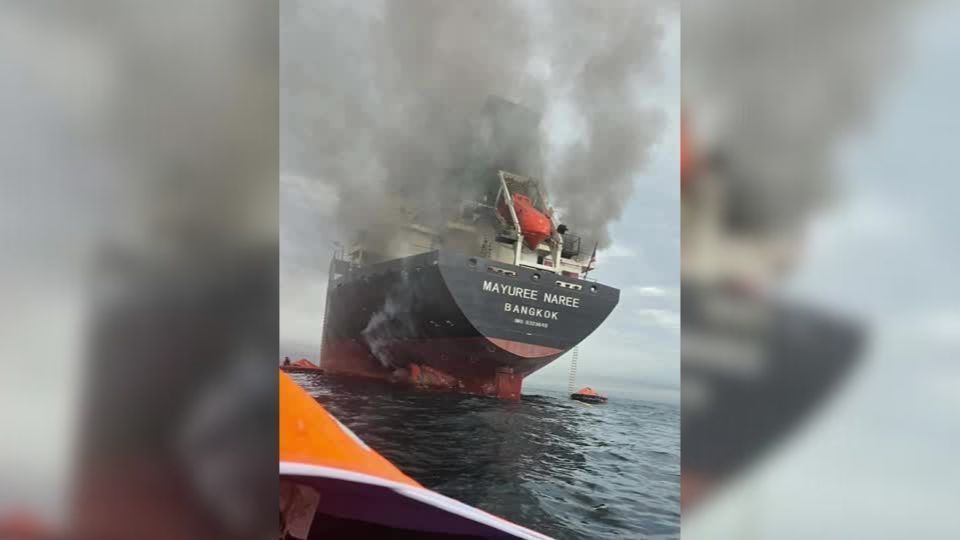 Navio Tailandês em chamas após ataque no Estreito de Ormuz